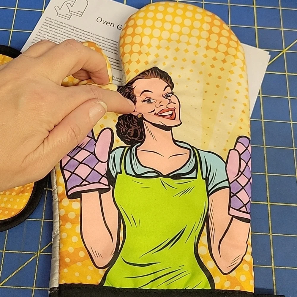 Retro Style Oven Mitt and Pot Holder Set Of 2